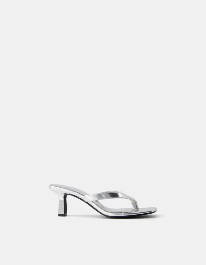 Metalliska sandaler med kattungar