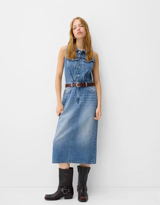 Midiklänning i jeans med skärp Midiklänning i jeans med skärp