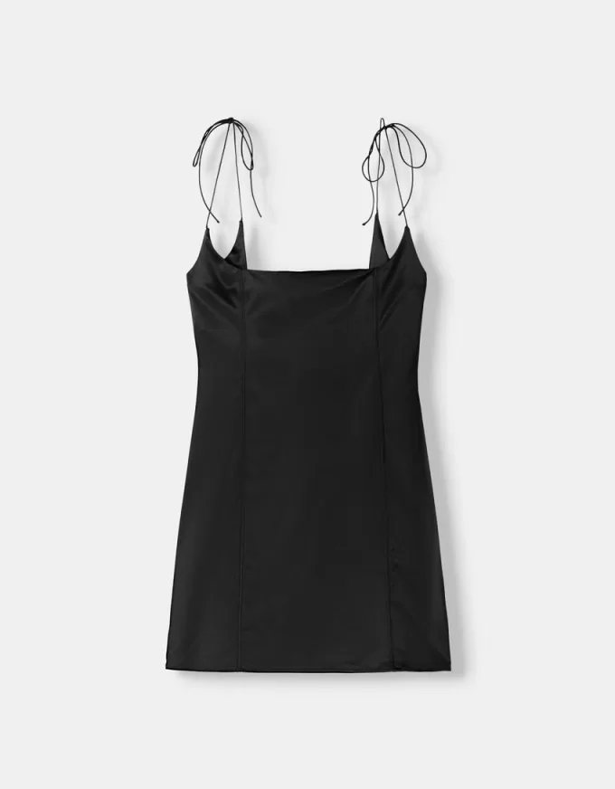 Miniklänning i satäng Miniklänning i satäng
