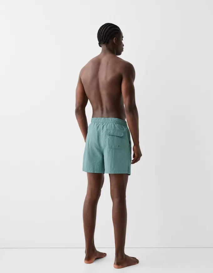 Monokrom boardshorts med boxy-fit passform Monokrom boardshorts med boxy-fit passform