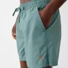 Monokrom boardshorts med boxy-fit passform Monokrom boardshorts med boxy-fit passform