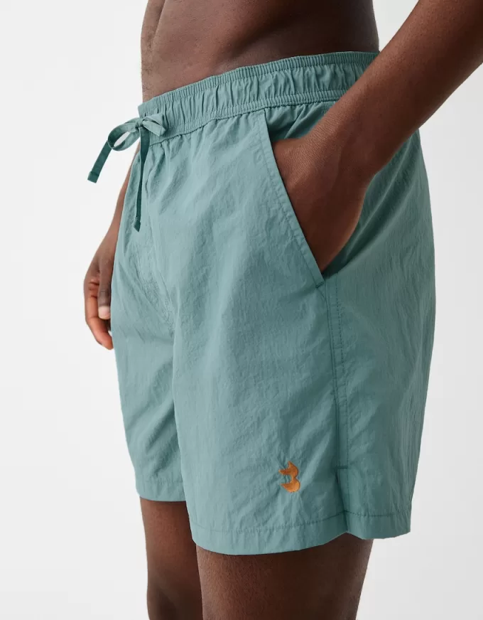 Monokrom boardshorts med boxy-fit passform Monokrom boardshorts med boxy-fit passform