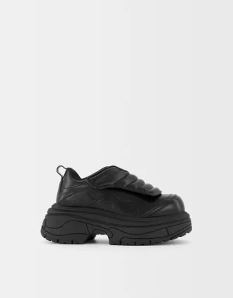 Monokroma plattformssneakers