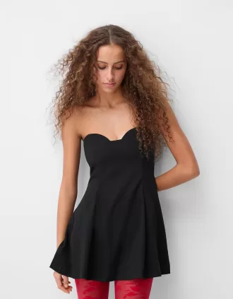 Off-shoulder utsvängd miniklänning med en söt halsringning