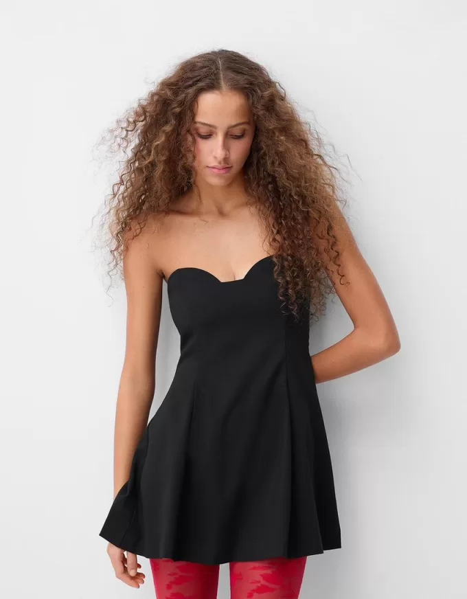Off-shoulder utsvängd miniklänning med en söt halsringning
