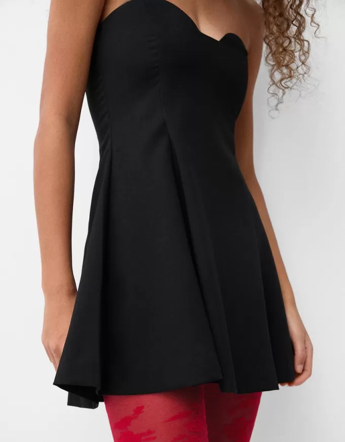 Off-shoulder utsvängd miniklänning med en söt halsringning