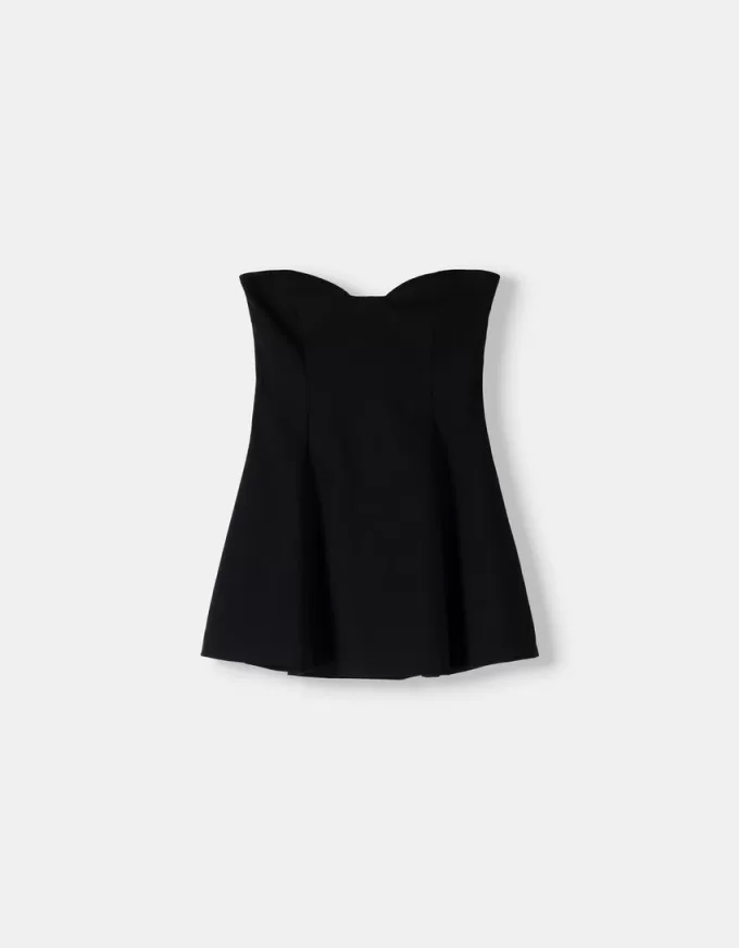 Off-shoulder utsvängd miniklänning med en söt halsringning