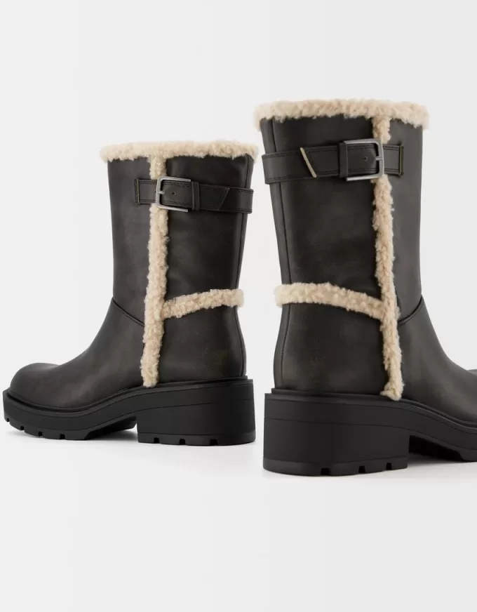 Platta ankelboots med falska shearlingdetalj Platta ankelboots med falska shearlingdetalj