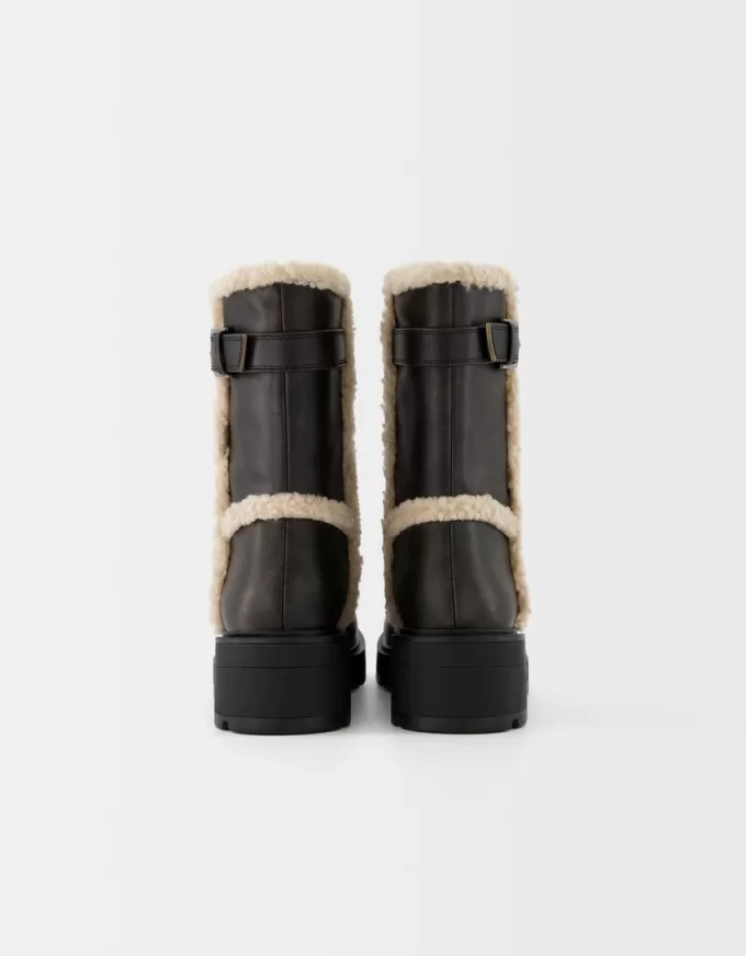Platta ankelboots med falska shearlingdetalj Platta ankelboots med falska shearlingdetalj