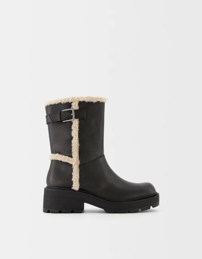 Platta ankelboots med falska shearlingdetalj Platta ankelboots med falska shearlingdetalj