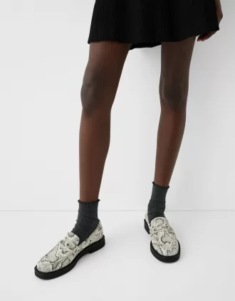 Platta loafers med djurtryck