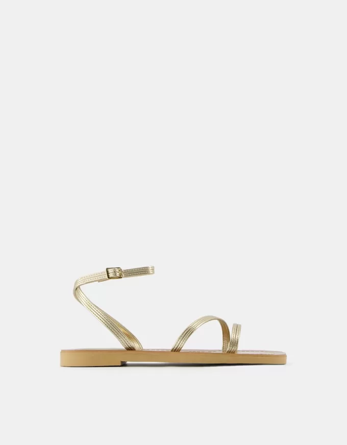 Platta sandaler i metall med rem Platta sandaler i metall med rem