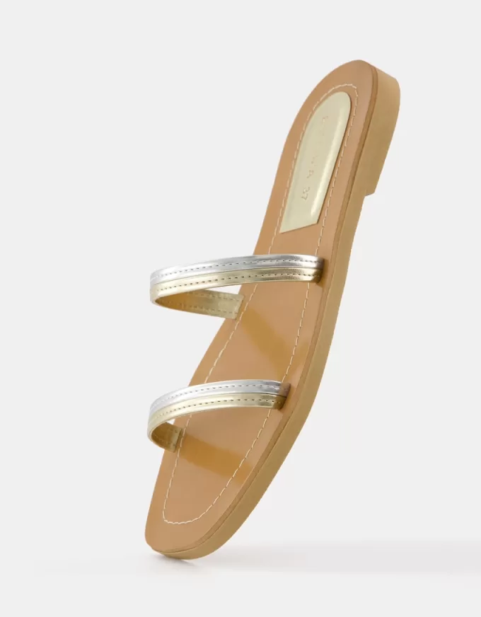 Platta sandaler med flera remmar
