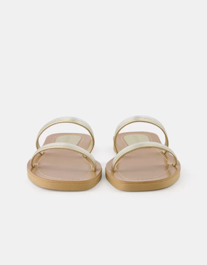 Platta sandaler med flera remmar