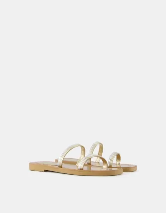 Platta sandaler med flera remmar