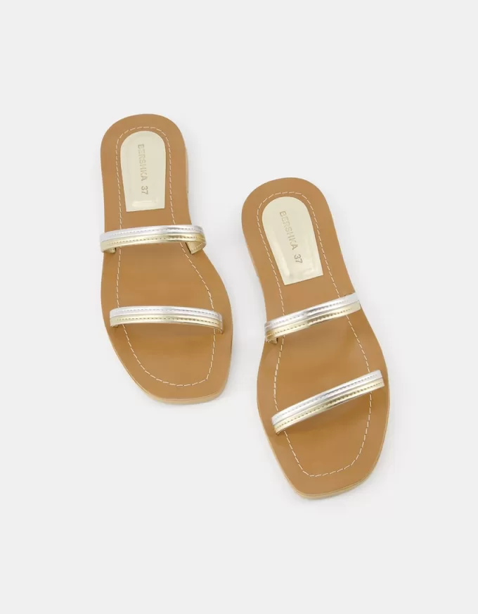 Platta sandaler med flera remmar