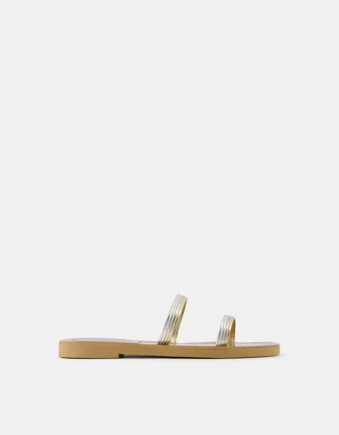 Platta sandaler med flera remmar