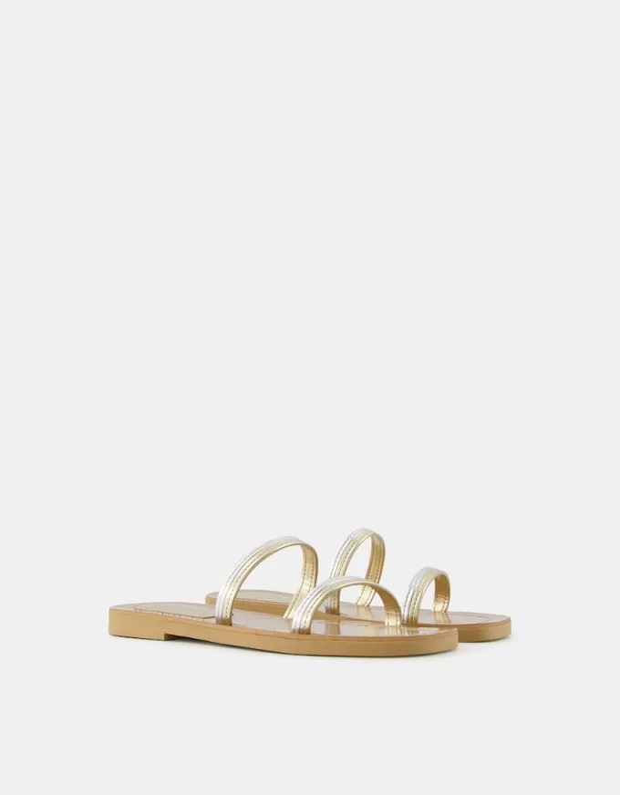 Platta sandaler med flera remmar
