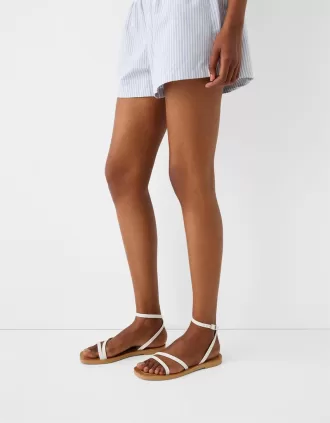 Platta sandaler med remmar