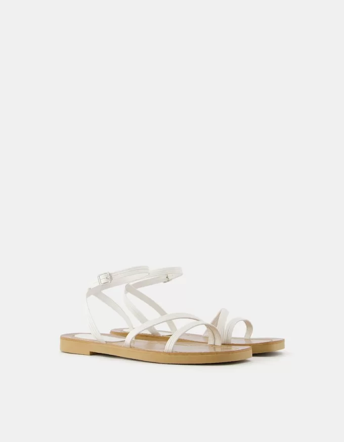 Platta sandaler med remmar Platta sandaler med remmar