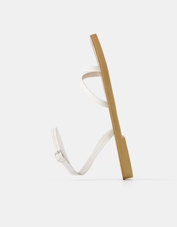Platta sandaler med remmar Platta sandaler med remmar