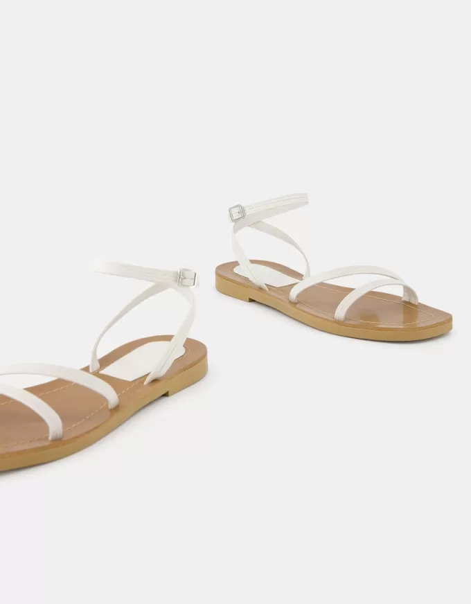 Platta sandaler med remmar Platta sandaler med remmar