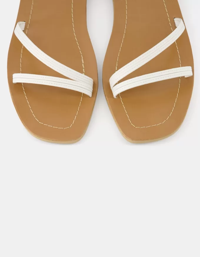 Platta sandaler med remmar Platta sandaler med remmar