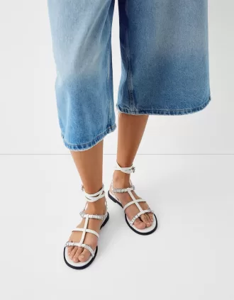 Platta sandaler med ringdetaljer