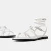 Platta sandaler med ringdetaljer Platta sandaler med ringdetaljer