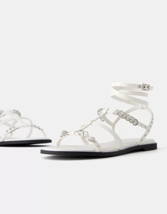 Platta sandaler med ringdetaljer Platta sandaler med ringdetaljer