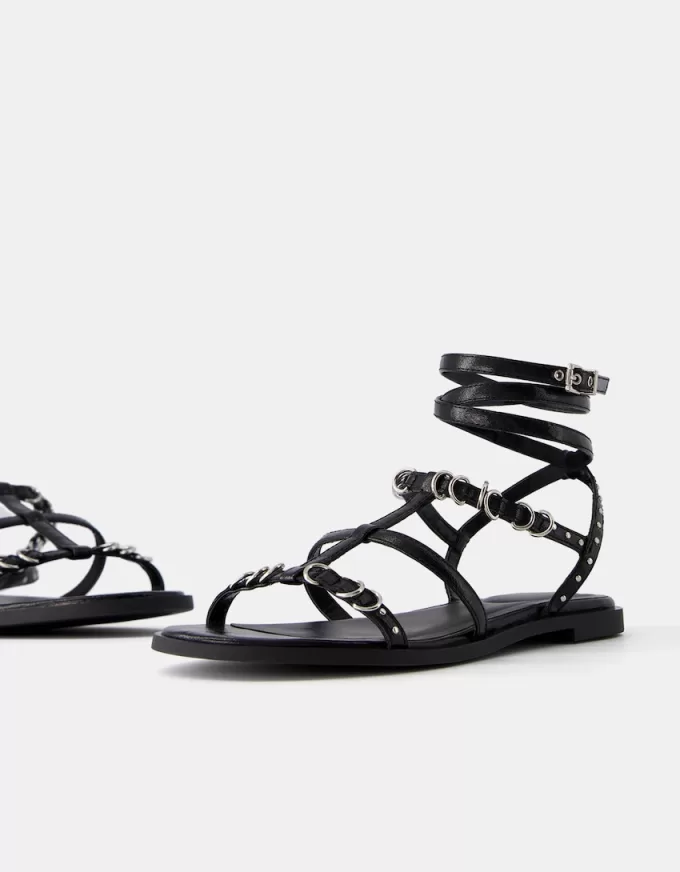 Platta sandaler med ringdetaljer Platta sandaler med ringdetaljer