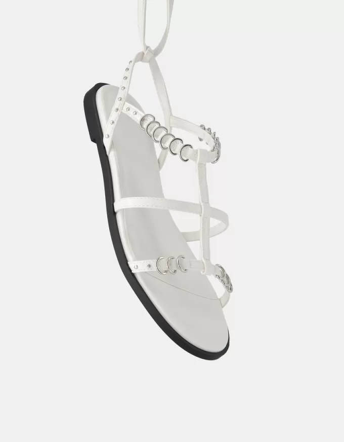 Platta sandaler med ringdetaljer Platta sandaler med ringdetaljer