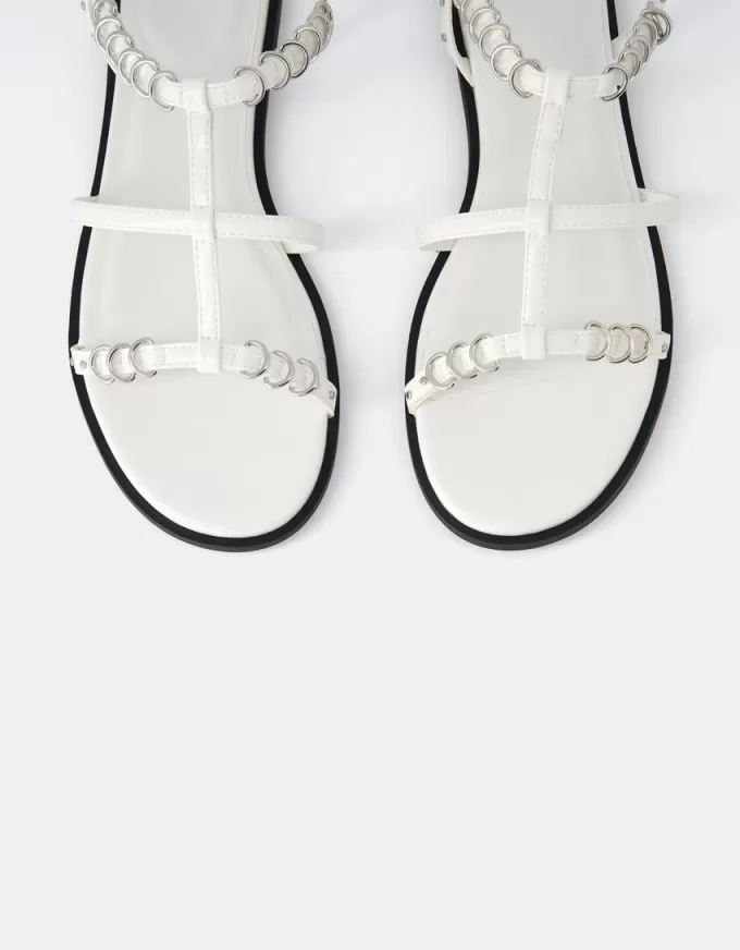 Platta sandaler med ringdetaljer Platta sandaler med ringdetaljer