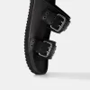 Platta sandaler med spännade läder Platta sandaler med spännade läder