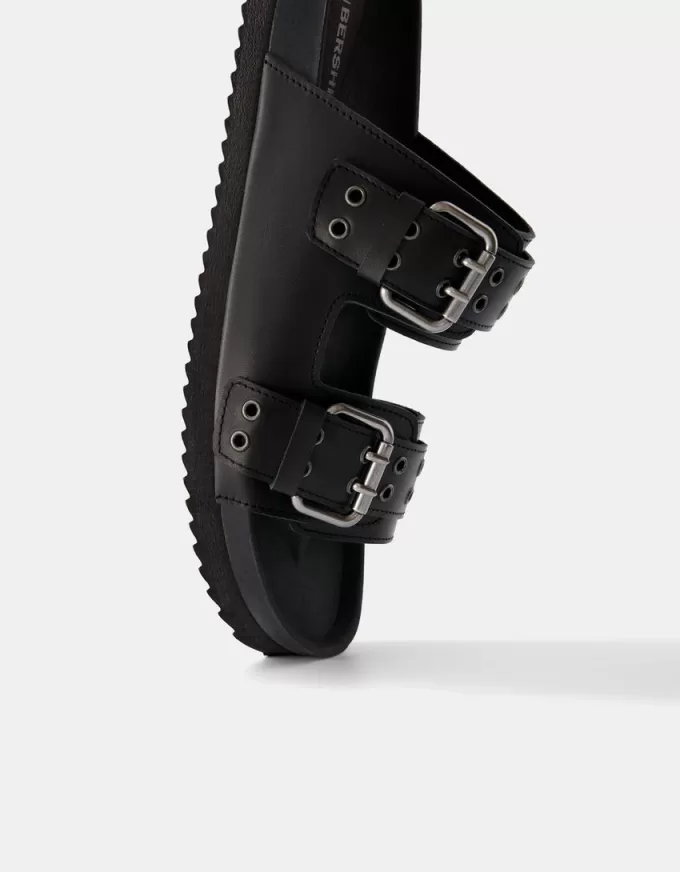 Platta sandaler med spännade läder Platta sandaler med spännade läder