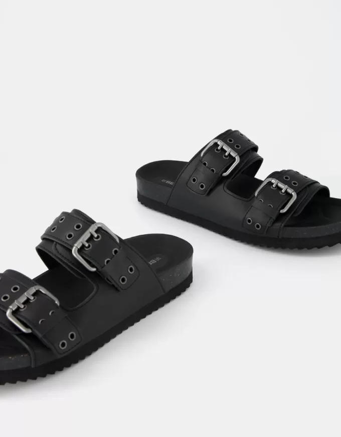 Platta sandaler med spännade läder Platta sandaler med spännade läder