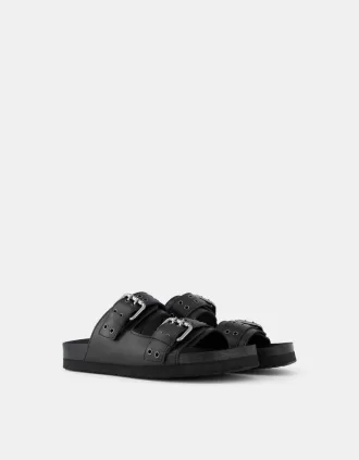 Platta sandaler med spännade läder