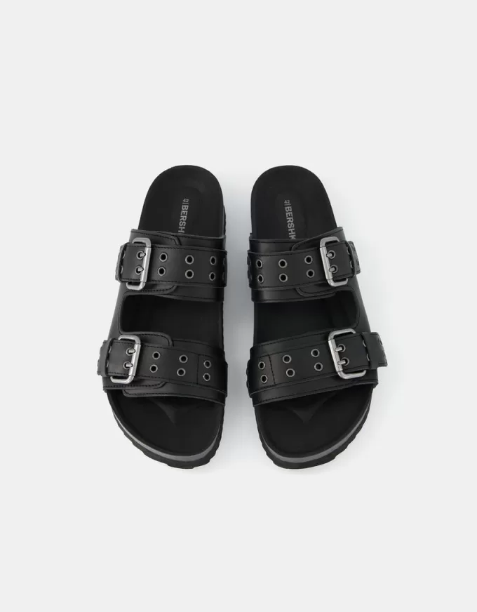 Platta sandaler med spännade läder Platta sandaler med spännade läder