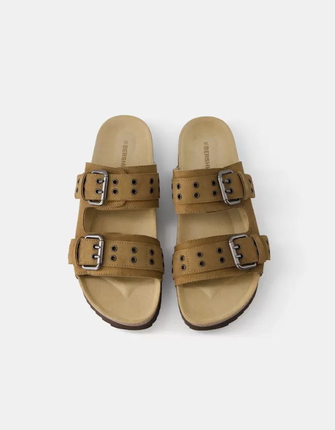 Platta sandaler med spännade läder Platta sandaler med spännade läder