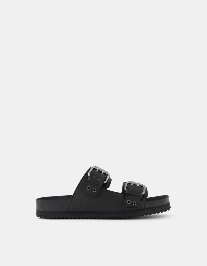 Platta sandaler med spännade läder Platta sandaler med spännade läder