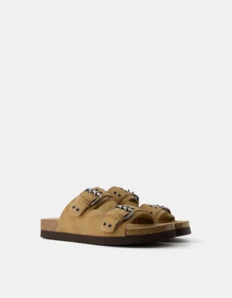 Platta sandaler med spännade läder
