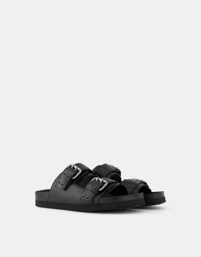 Platta sandaler med spännade läder Platta sandaler med spännade läder