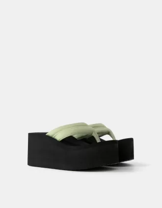 Quiltade platåsandaler
