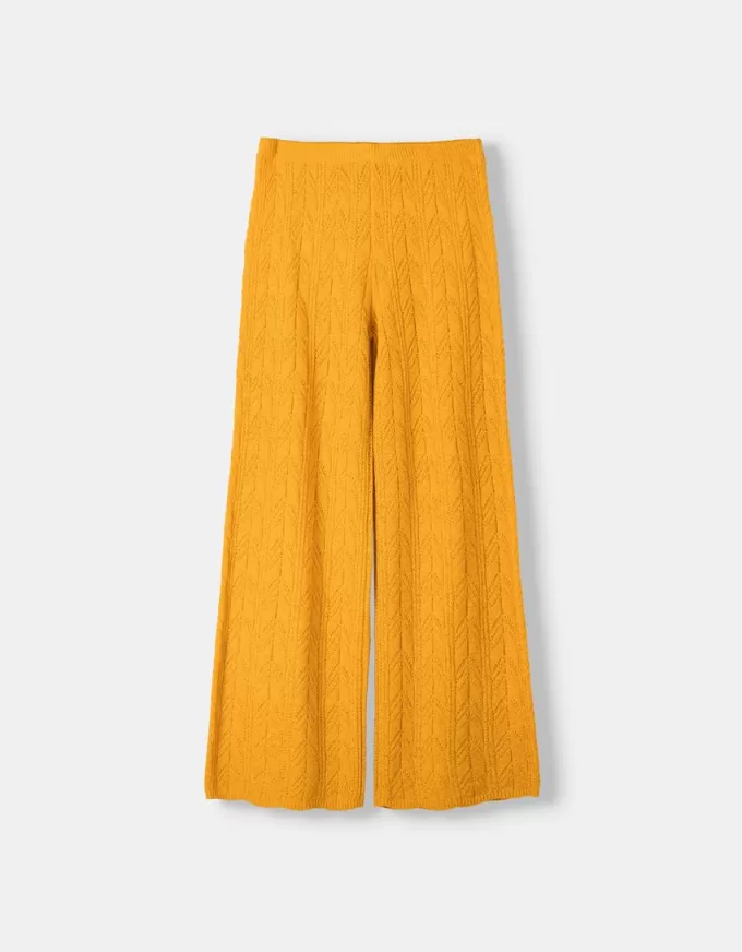 Rustika öppna stickade utsvängda byxor Rustika öppna stickade utsvängda byxor