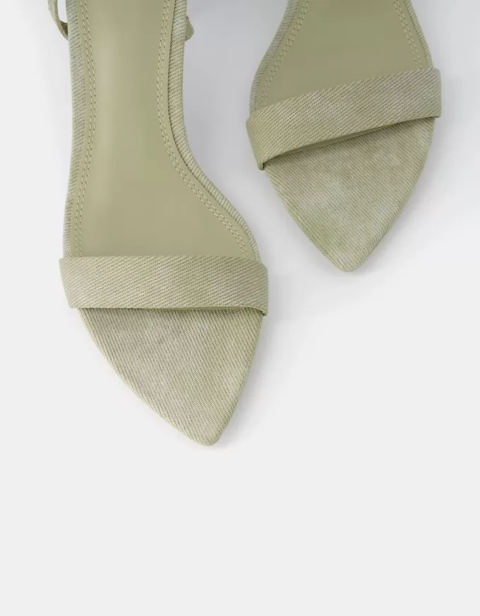 Sandaler i kattklack med spetsig tå Sandaler i kattklack med spetsig tå