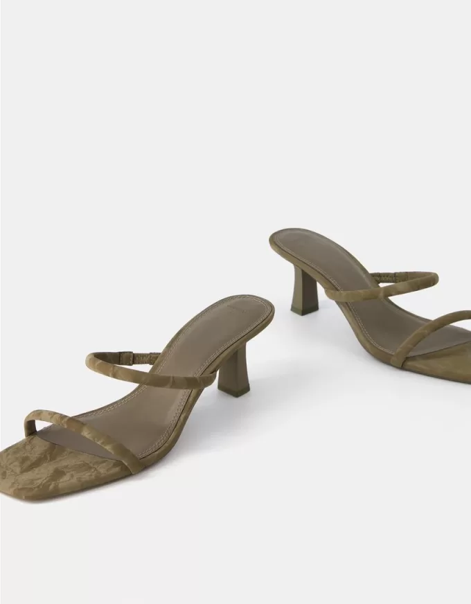 Sandaler med klack för kattungar med dubbel rem Sandaler med klack för kattungar med dubbel rem