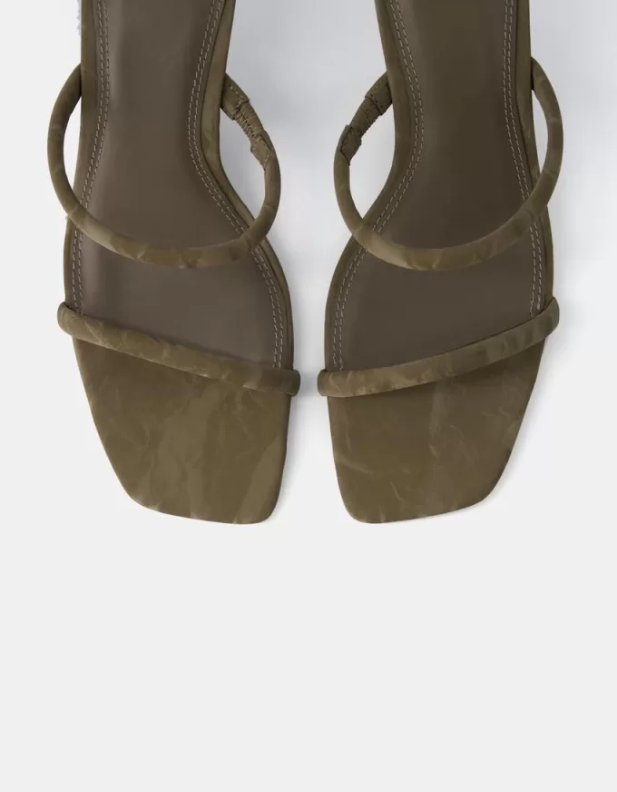 Sandaler med klack för kattungar med dubbel rem Sandaler med klack för kattungar med dubbel rem