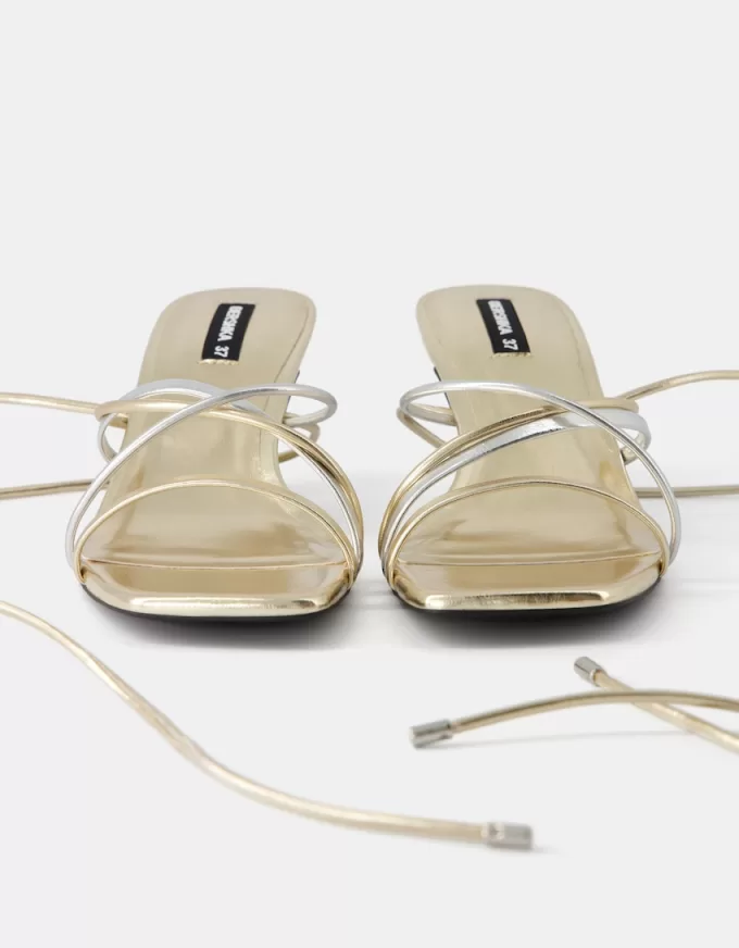Sandaler med snörning av kattungar Sandaler med snörning av kattungar