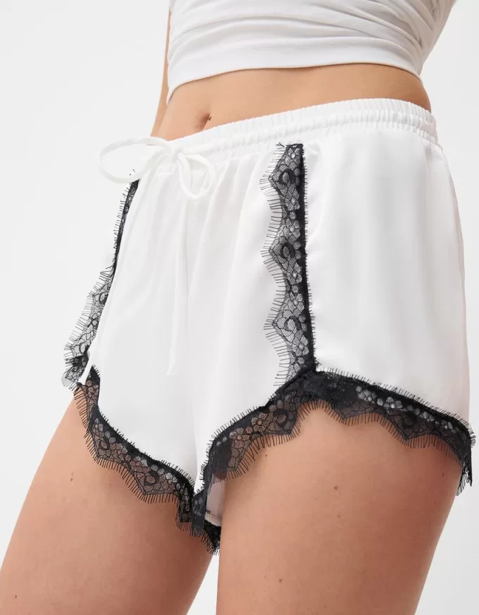 Shorts i satängspets Shorts i satängspets