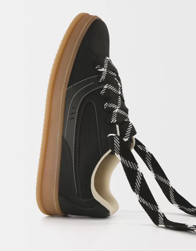 Skatersneakers med XL-snören Skatersneakers med XL-snören